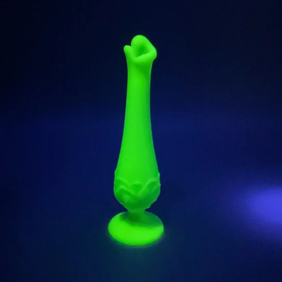 Fenton Water Lily Swung Footed Bud Vase Uranium Custard Satin Glass - Picture 2 of 13